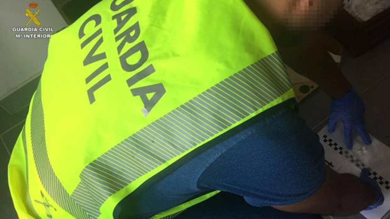 Un guardia civil en el registro del domicilio donde se desempeñaba la actividad criminal