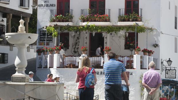 Turistas pasean por el centro histórico de Mijas