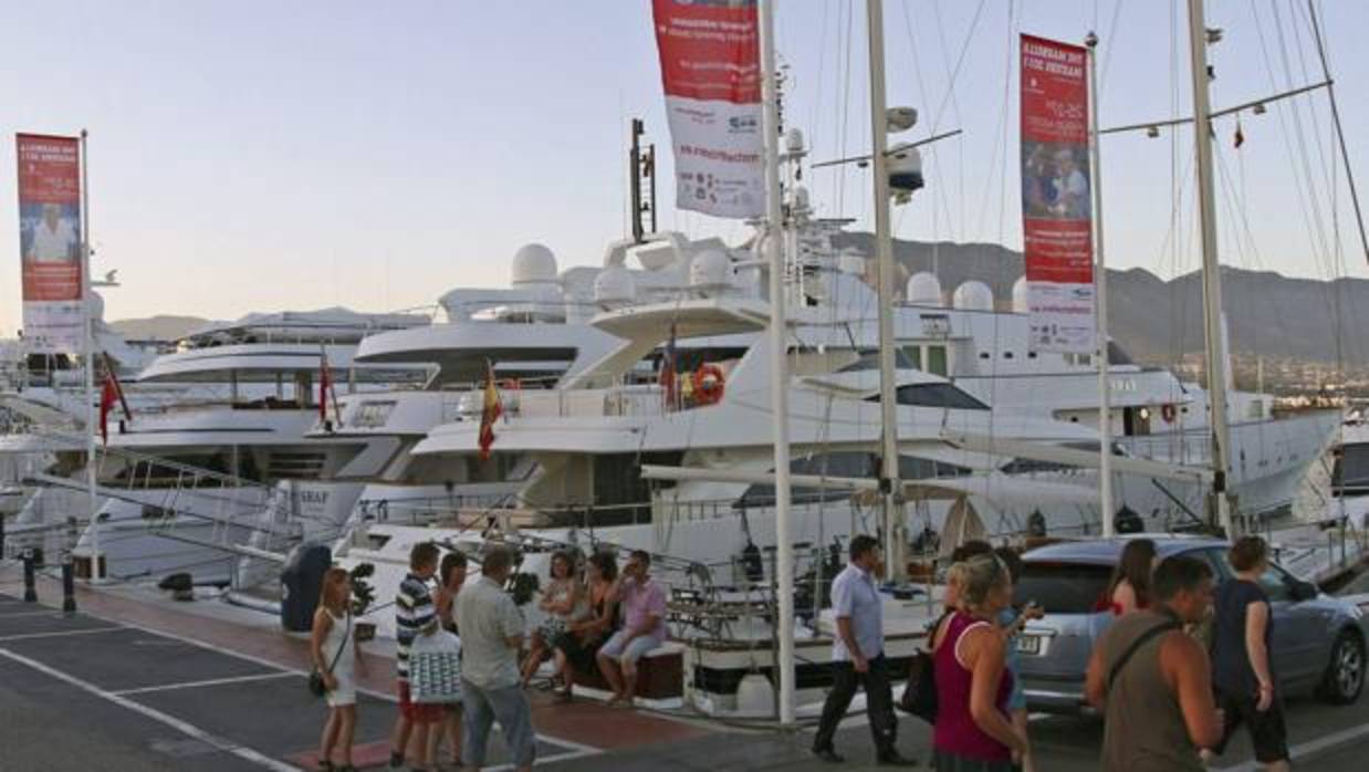 Turistas paseando por Puerto Banús, en Marbella