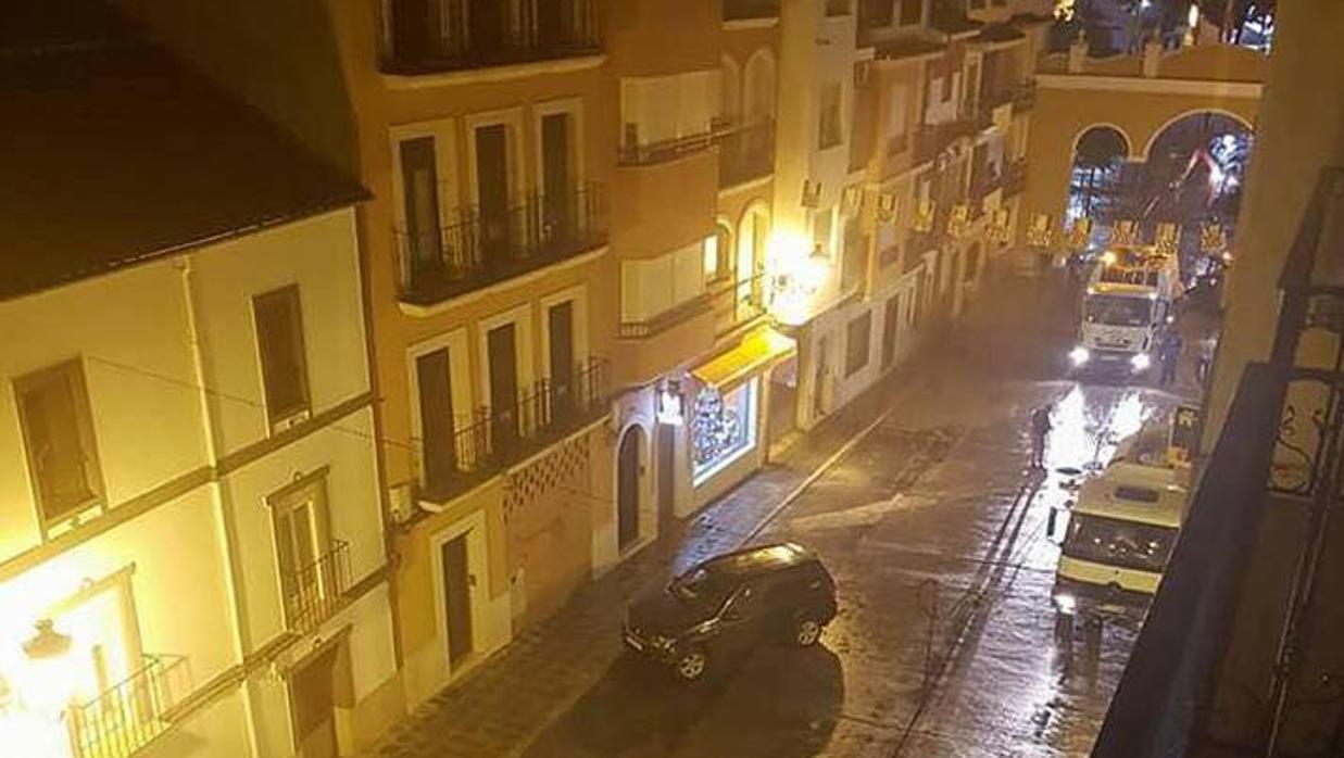 Imagen de los camiones del servicio público limpiando la calle tras la tormenta