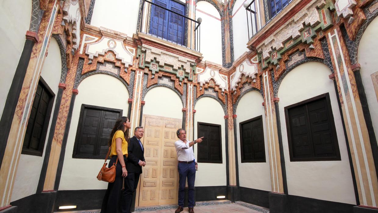 El subdelegado del Gobierno, Primo Jurado, junto a los arquitectos en un patio del palacete