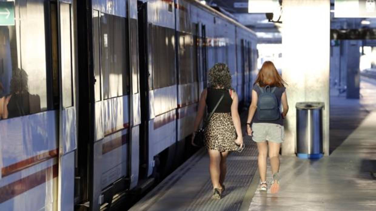 Dos jóvenes antes de subr al tren que lleva a Rabanales