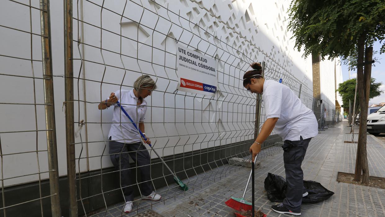 Dos trabajadoras de limpieza en la nueva Ciudad de la Justicia