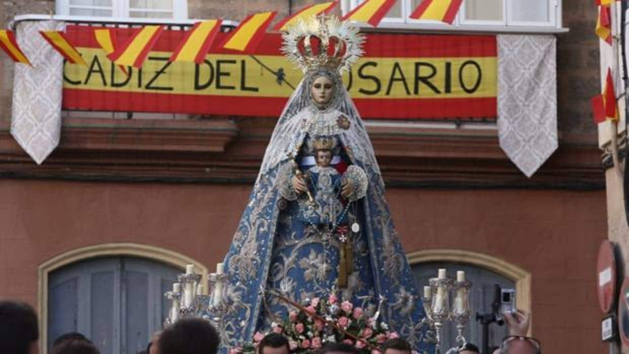 La Virgen del Rosario, recorre estos días las calles de Cádiz