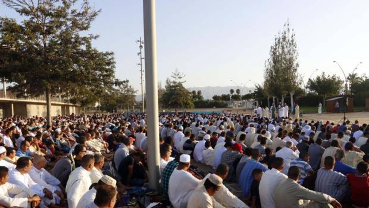 Musulmanes durante el rezo de la Fiesta del Sacrificio en Almería