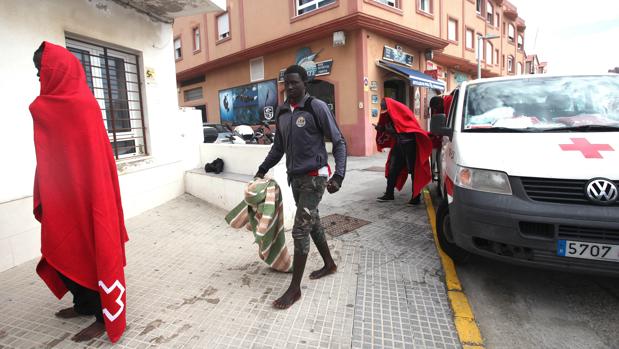 La Junta realoja en centros a la mitad de los menores inmigrantes acogidos en un camping de Tarifa