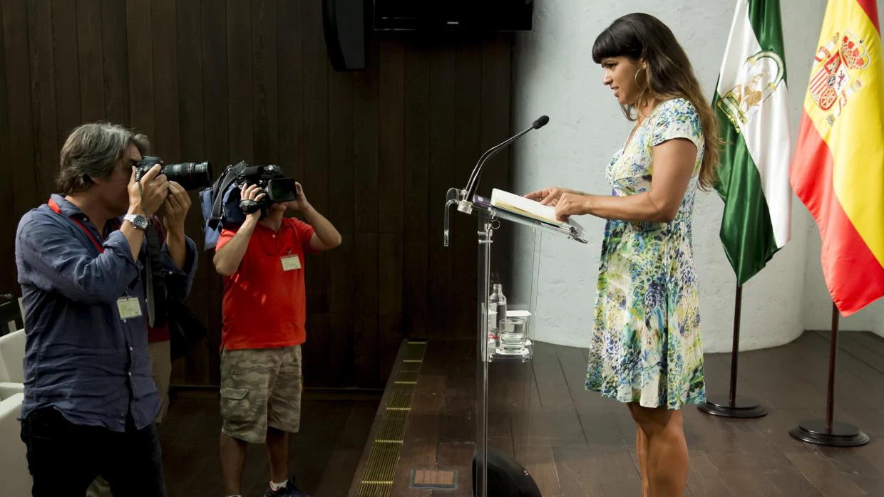 La coordinadora de Podemos, Teresa Rodríguez, durnate la rueda de prensa tras su reunión en San Telmo