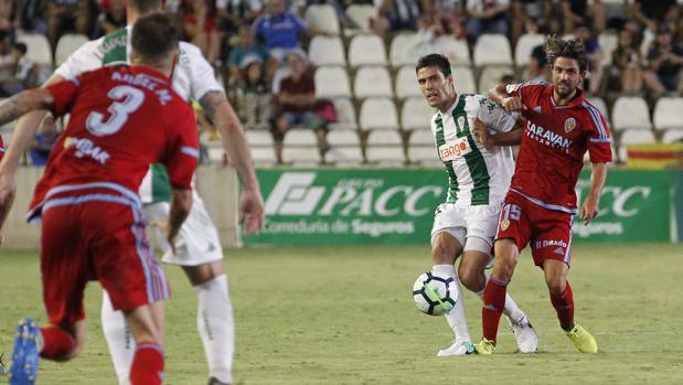 La nueva defensa del Córdoba CF no corrige los errores del pasado