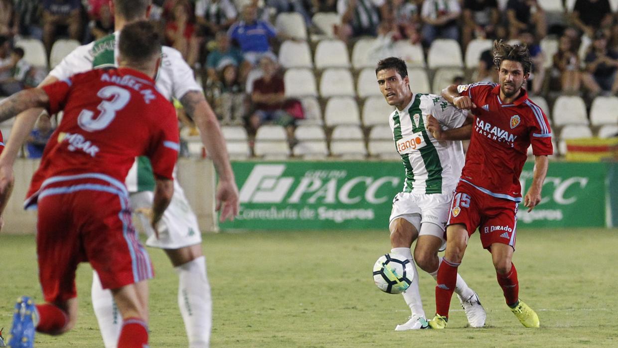 El central portugués Joao Afonso presiona al zaragocista Buff