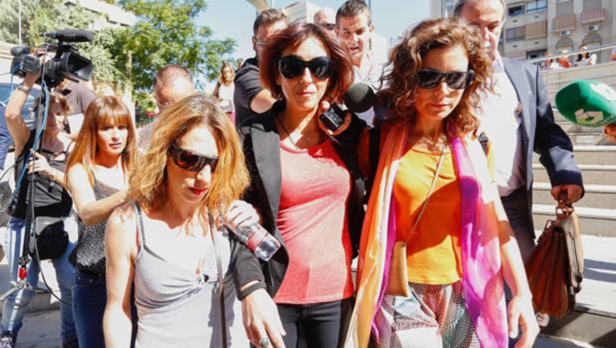 Juana Rivas, con su hermana Isabel, a su llegada al juzgado