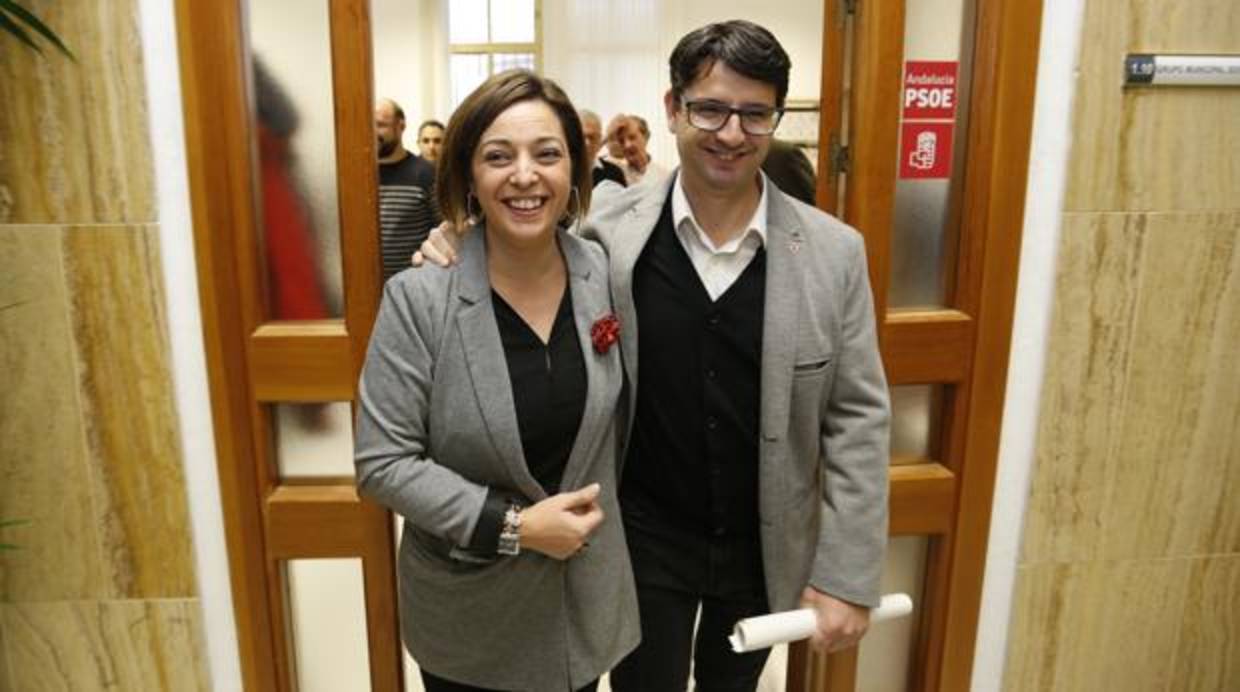 La alcaldesa, Isabel Ambrosio (PSOE), y el primer teniente de alcalde, Pedro García (IU), en el Ayuntamiento