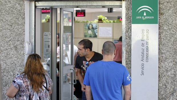 Varias personas acuden a una oficina del Servicio Andaluz de Empleo de Córdoba