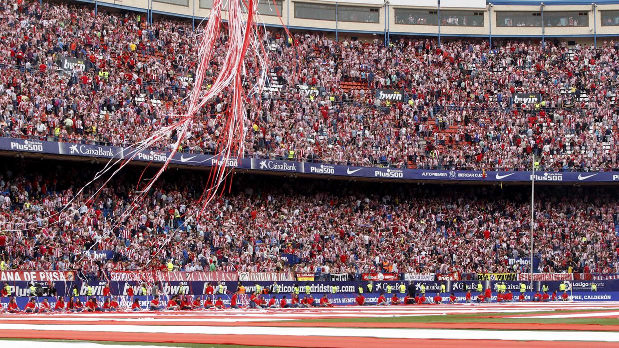 La afición del Atlético llena el Vicente Calderón en el acto de despedida del estadio