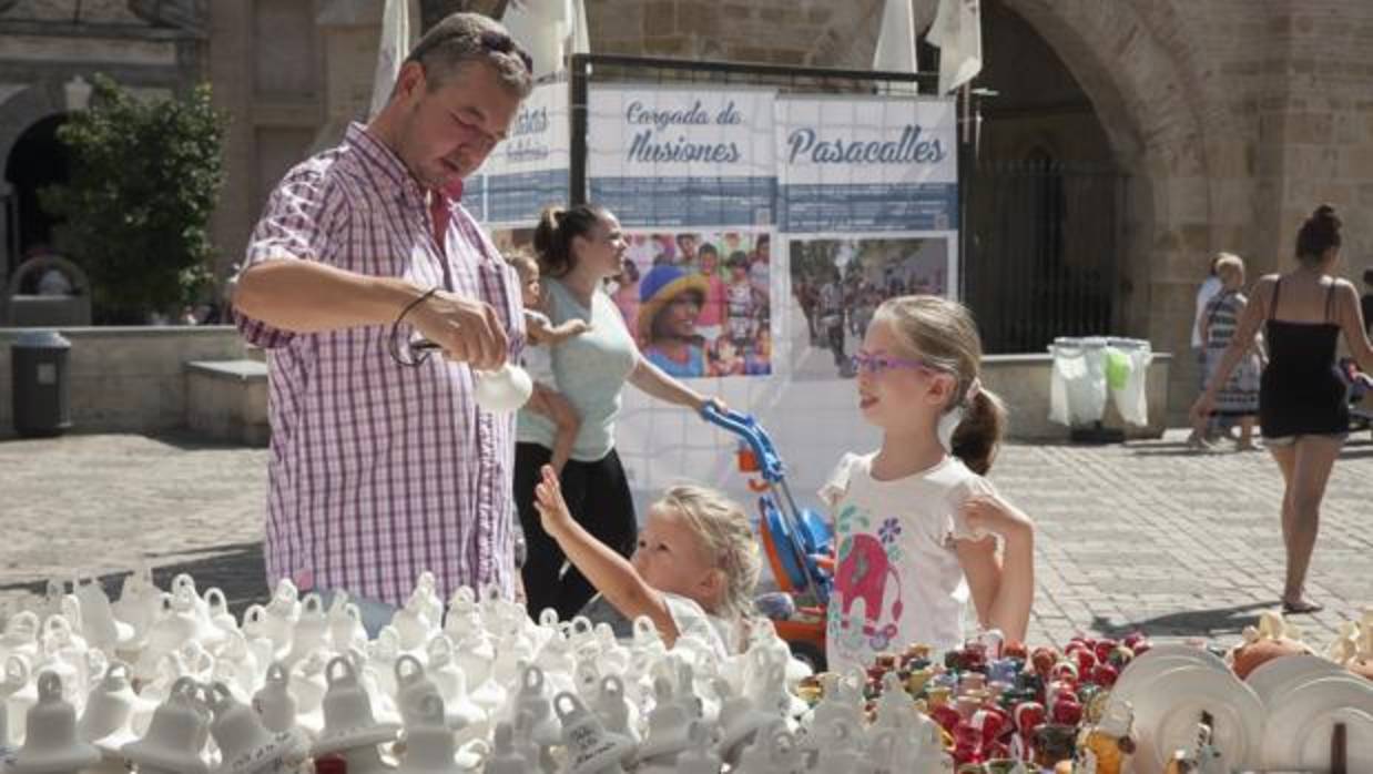 Una familia con campanitas de la Virgen de la Fuensanta