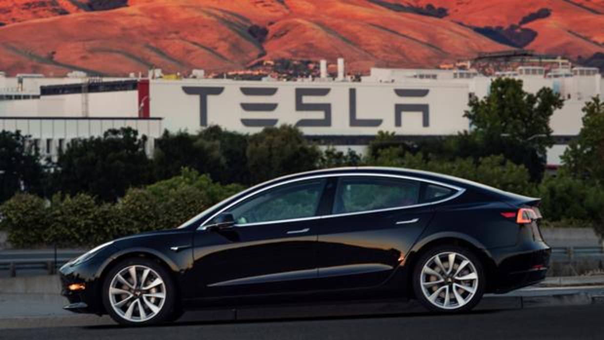 Un Tesla Model 3 recién salido de la cadena de montaje en Fremont, California (EEUU)