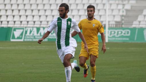 Javier Soler avanza contra el Marbella