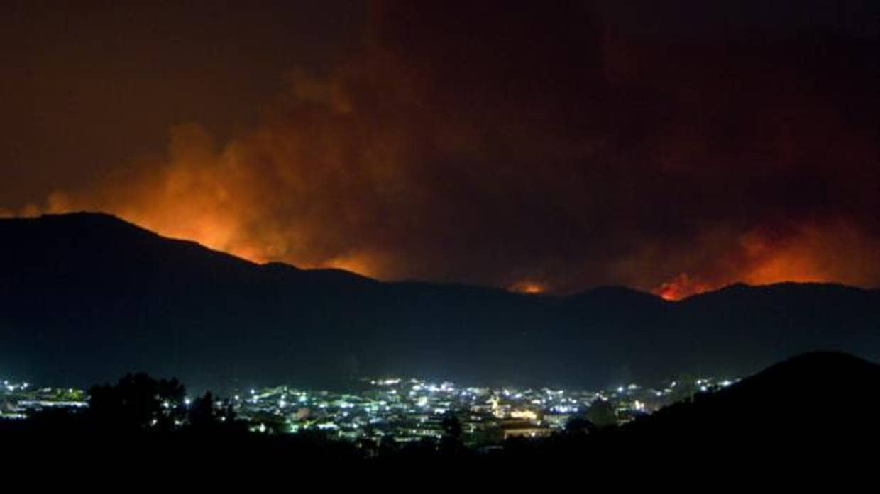 Imagen del incendio de La Granada de Riotinto tras la localidad de Nerva (Huelva)