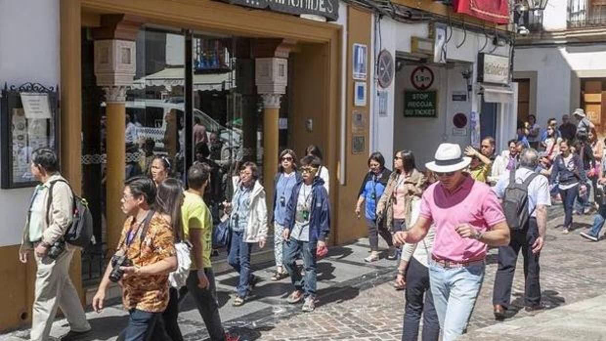 Un grupo de turistas disfrutan del buen tiempo en Córdoba