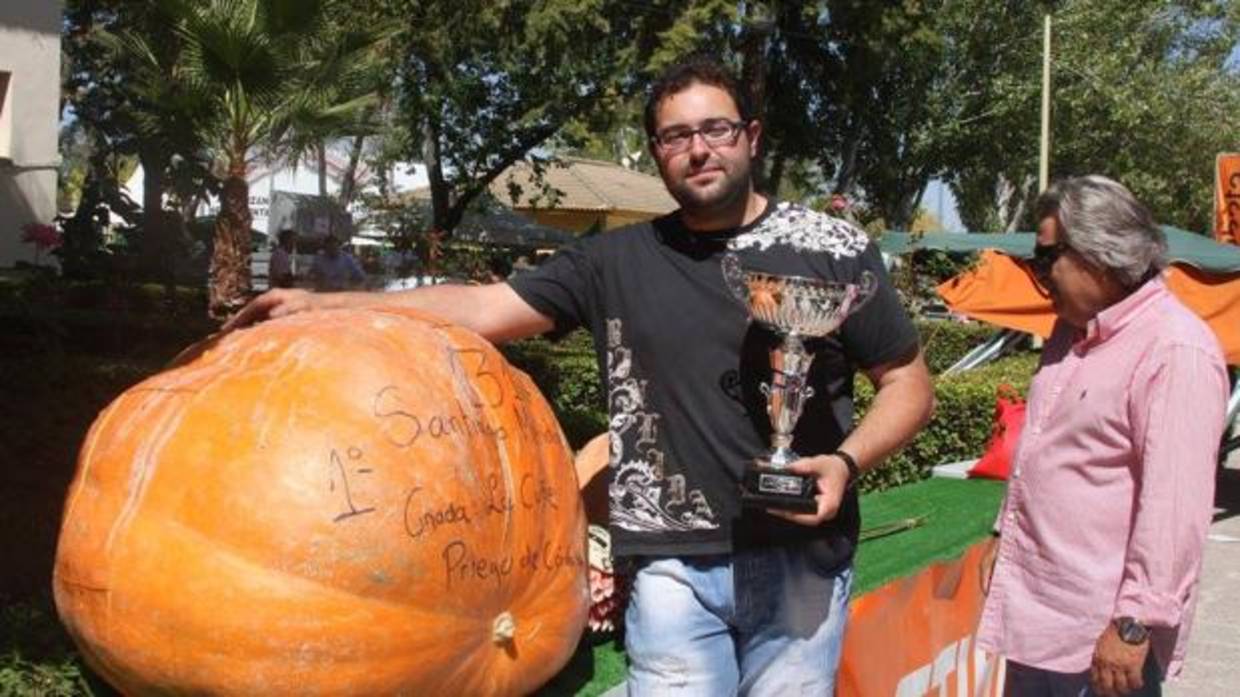 Ganador del concurso celebrado en 2015 con su ejemplar de calabaza en