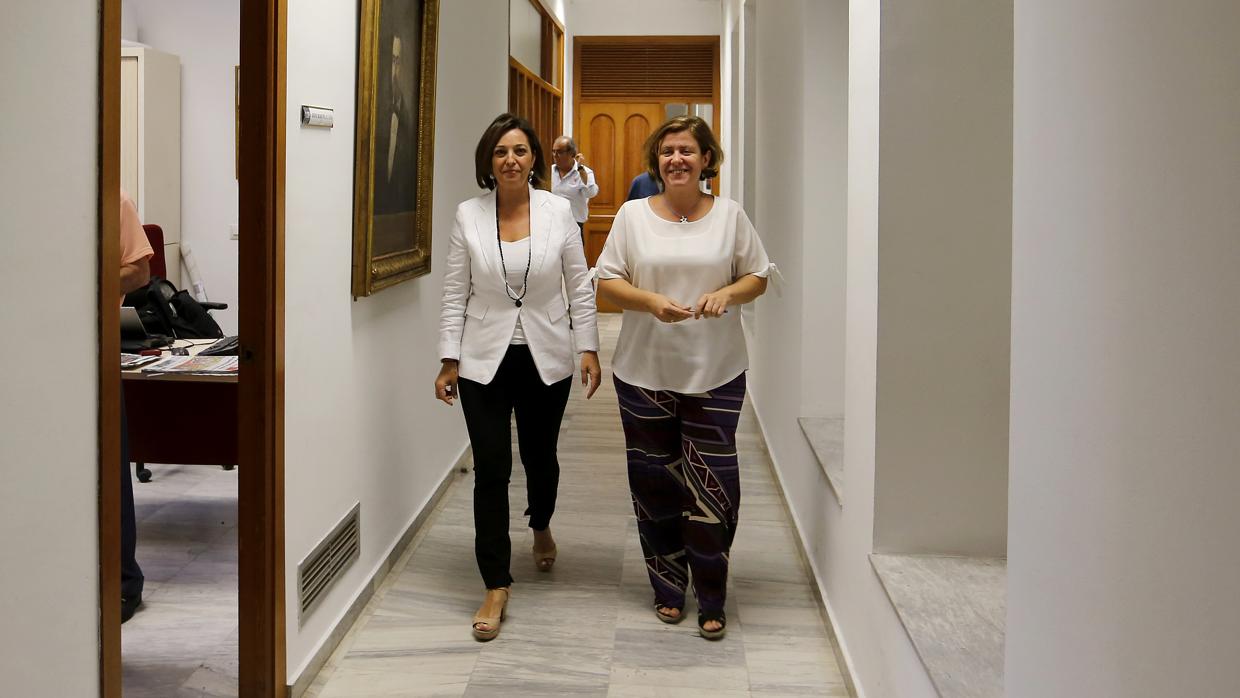 La alcaldesa, junto a Alba Doblas, en la ronda de reuniones