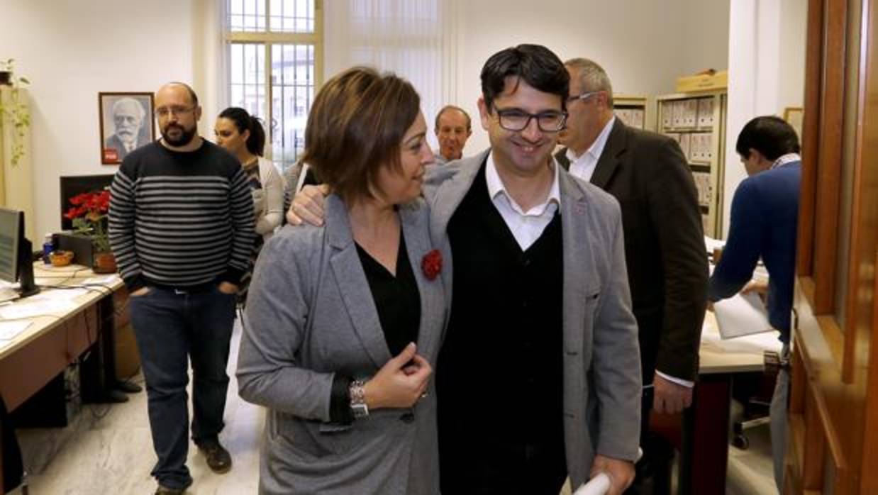 Pedro García con Isabel Ambrosio en el Ayuntamiento