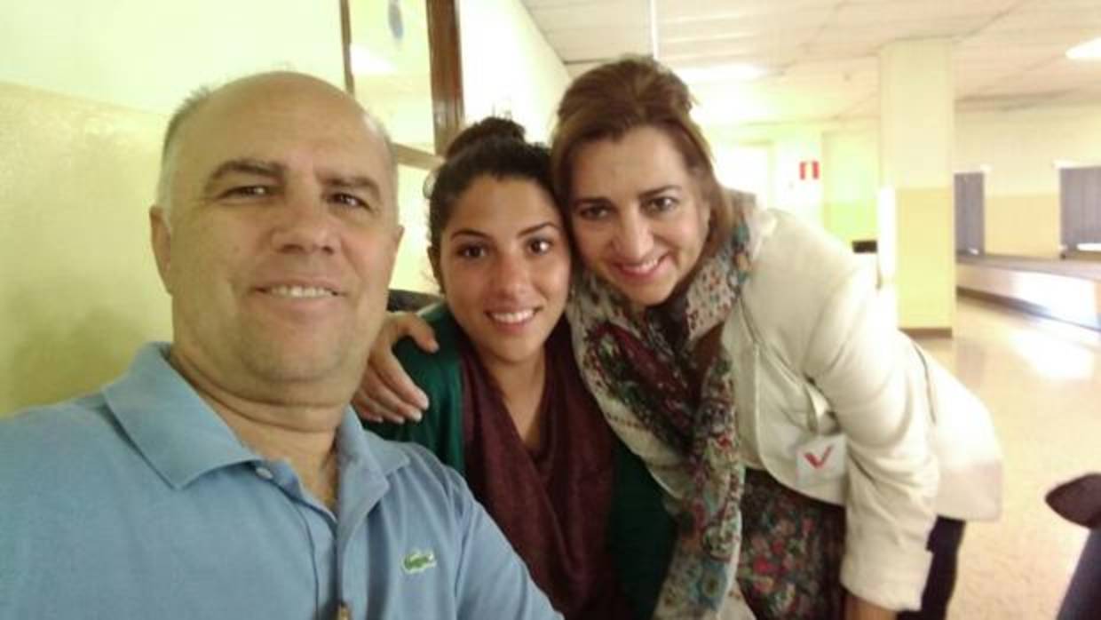 La joven Sara Cerezo, con sus padres este jueves