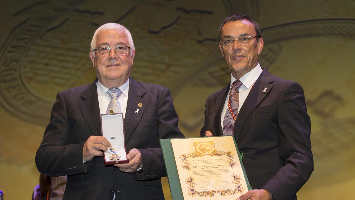 Abel Moreno, a la izquierda, recibiendo la medalla de oro de la provincia de Huelva
