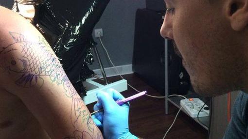 Tatuador de Tattoo Aisha con un cliente