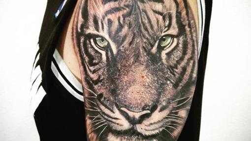 Rostro de tigre tatuado en el brazo de un cliente de Tatto 4 Ever