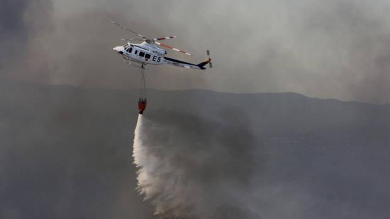 Una aeronave de Medio Ambiente en el pasado incendio en Minas de Riotinto en Huelva