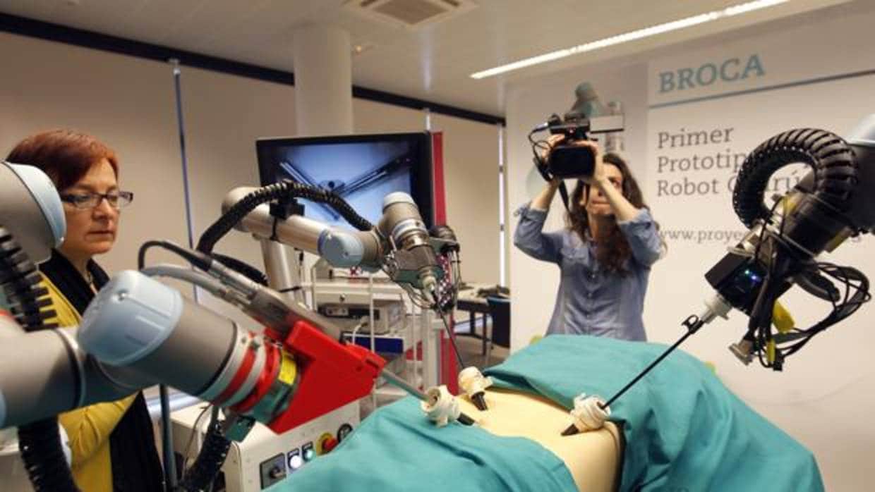 Presentación del robot quirúrgico en marzo de 2015