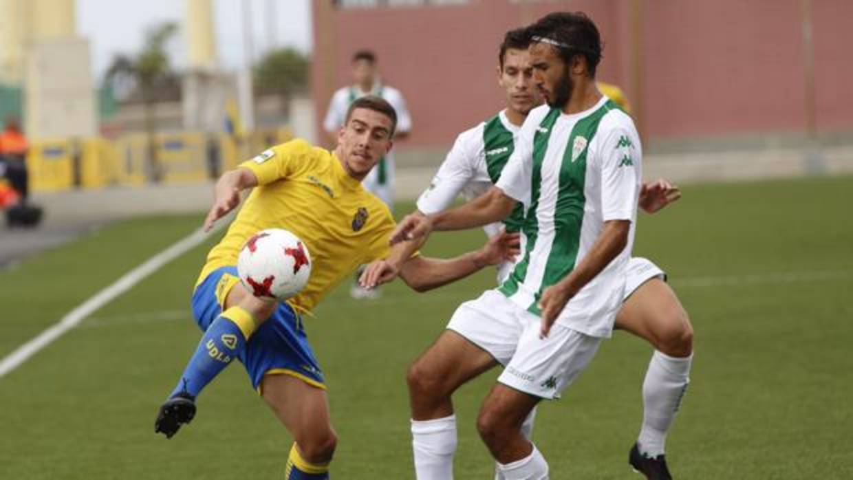 Soler intenta frenar la subida de un jugador amarillo