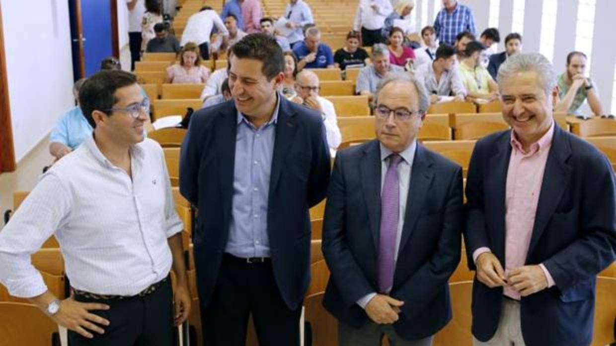 Antonio Díaz, presidente de CECO, junto a representantes del sector hostelero