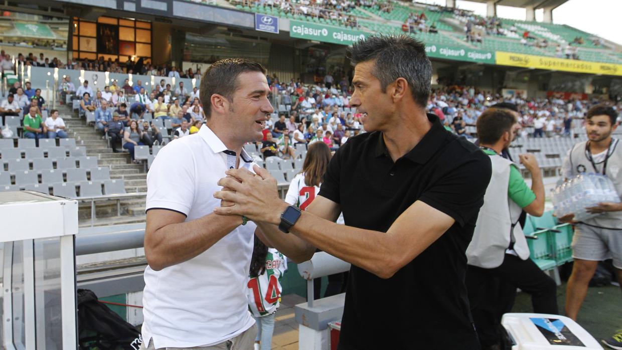 Luis Carrión saluda a Pep Lluís Martí, técnico del Tenerife, antes del encuentro liguero