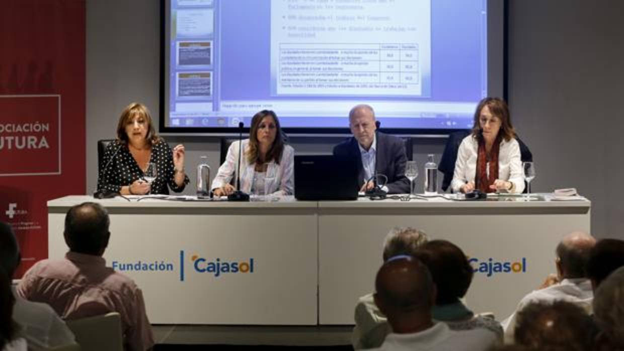 Participantes en la mesa redonda en Córdoba