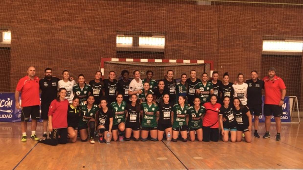 La plantilla del Adesal Córdoba de balonmano en el primer partido de la pretemporada