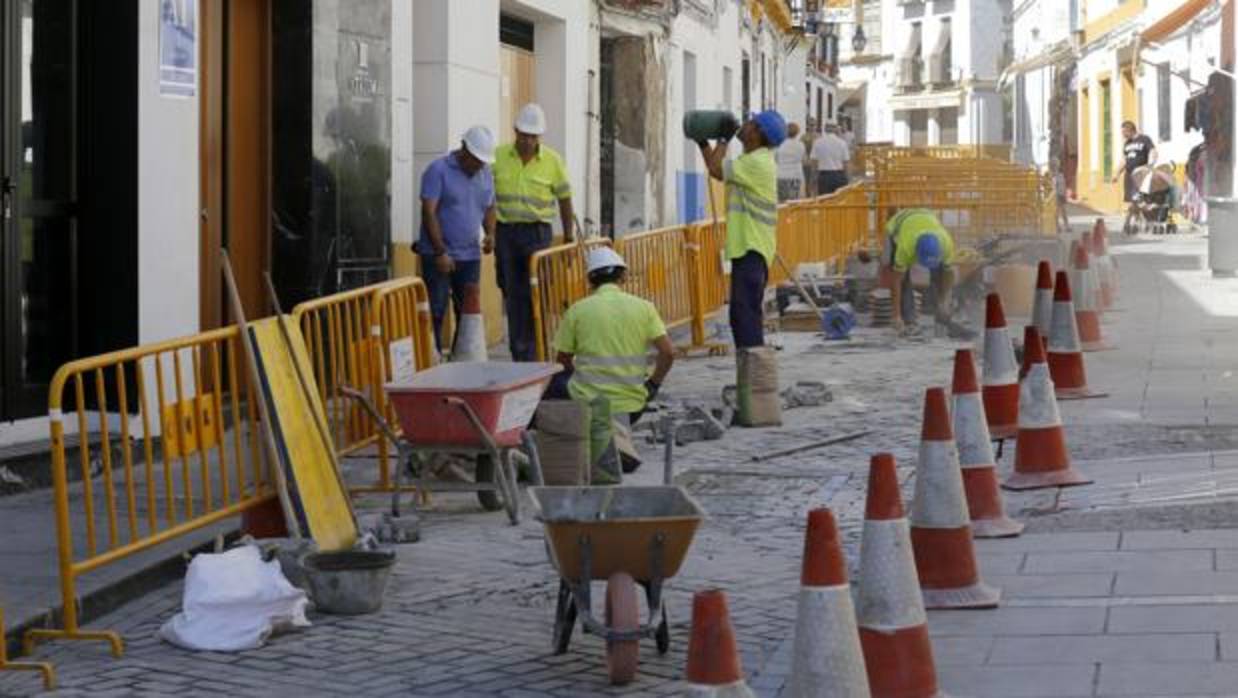 Obras en una calle del Casco Histórico cordobés durante este verano