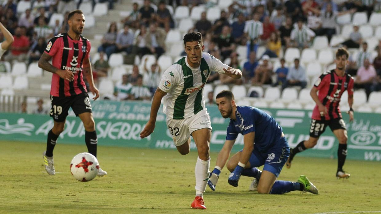 Jesús Sillero no llega al balón rechazado por Carlos