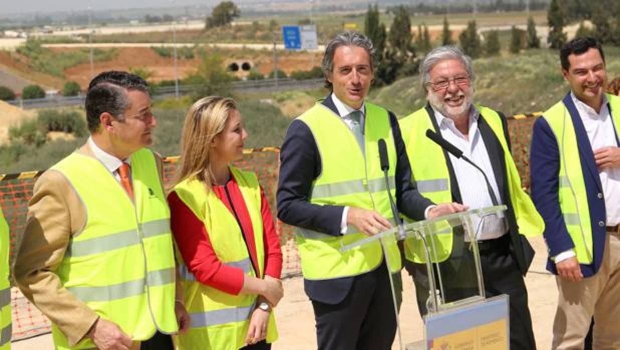 El ministro de Fomento, Iñigo de la Serna, en una visita a las obras de la SE-40