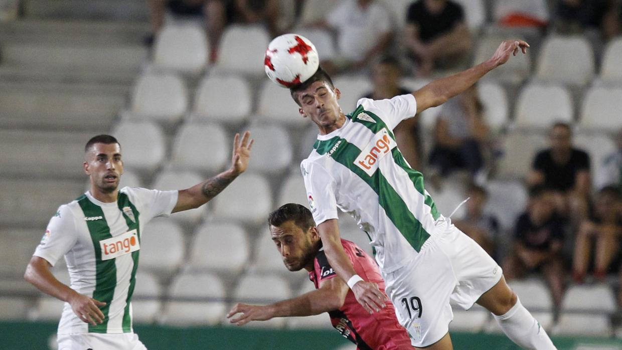 Javi Noblejas despeja de cabeza un balón durante su debut ante el Tenerife