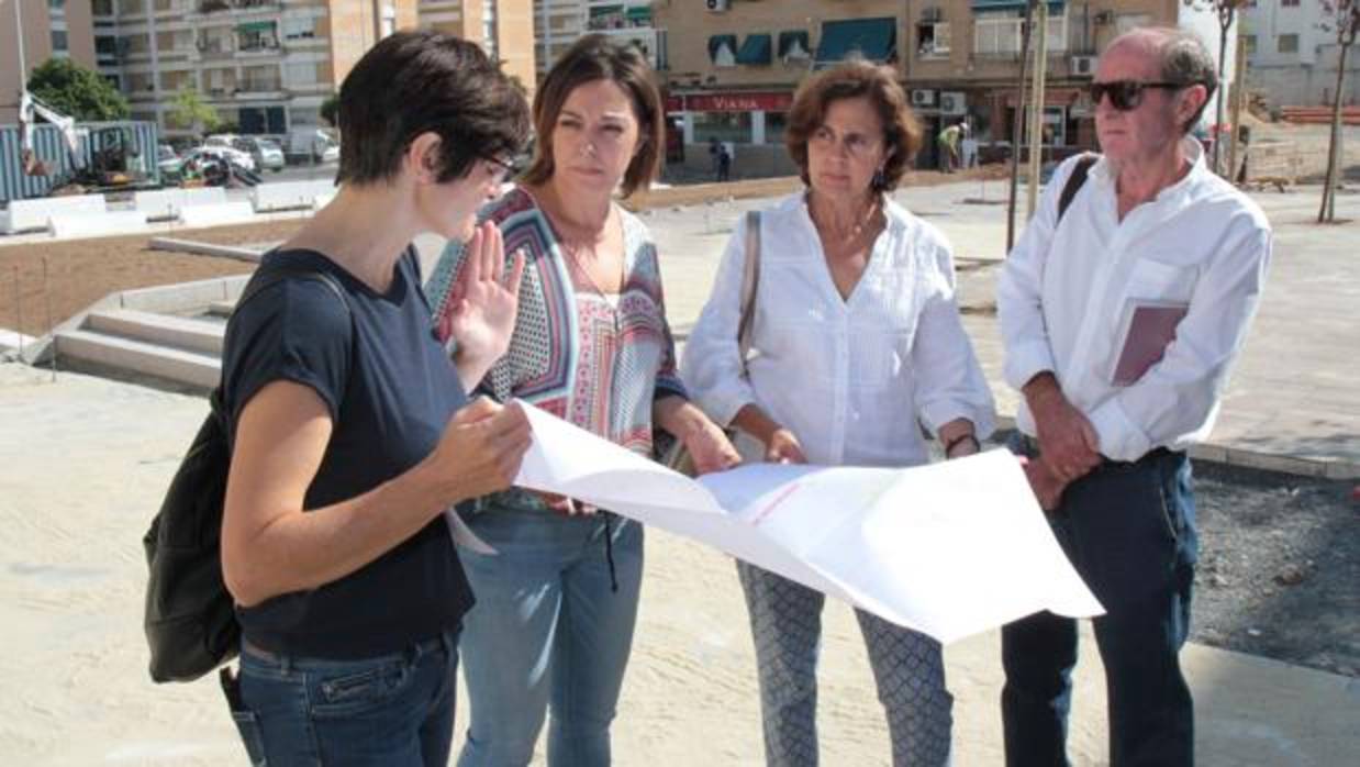 La alcaldesa repasa los planos de la plaza Pelagio