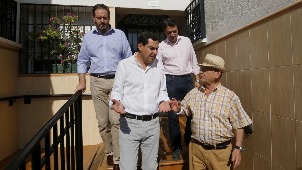 Moreno conversa con un vecino durante su visita a Córdoba