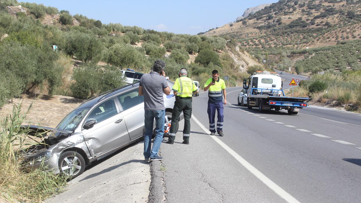 Uno de los coches siniestrados, en la cuneta