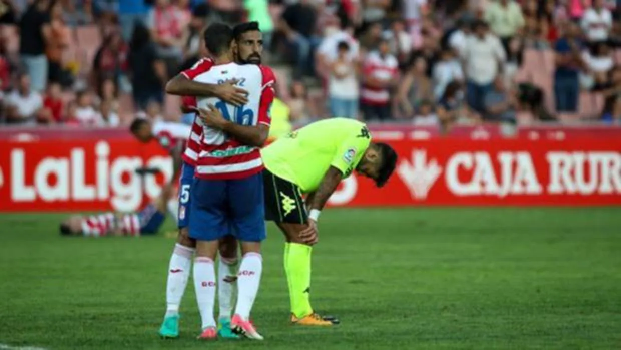 Los jugadores del Granada celebran la victoria ante un cansado Jona