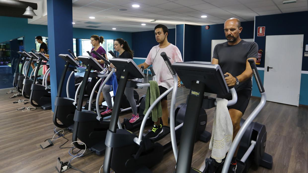 Usuarios del gimnasio Aira Sport realizan ejercicios en la sala de máquinas