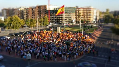 Unas 2.000 personas se concentran junto a la bandera del Vial de Córdoba por la unidad de España