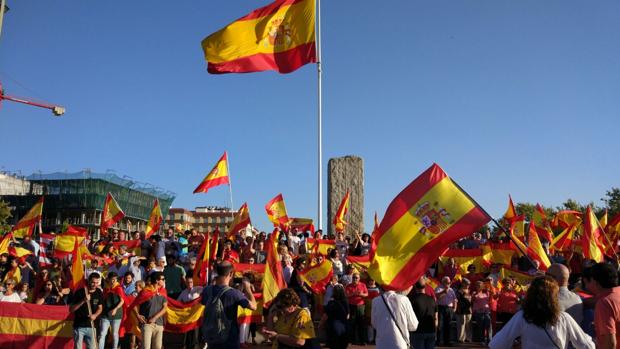 Unas 2.000 personas se concentran junto a la bandera del Vial de Córdoba por la unidad de España