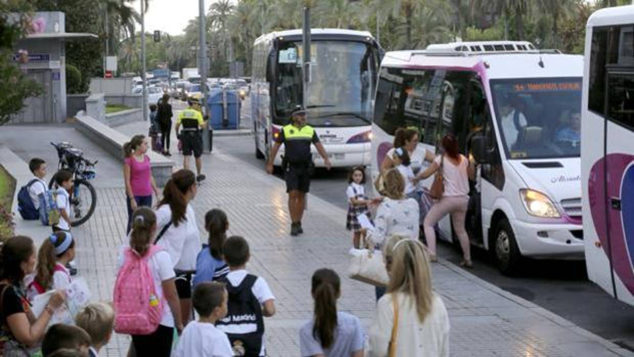 Transporte escolar en la zona del Vial Norte