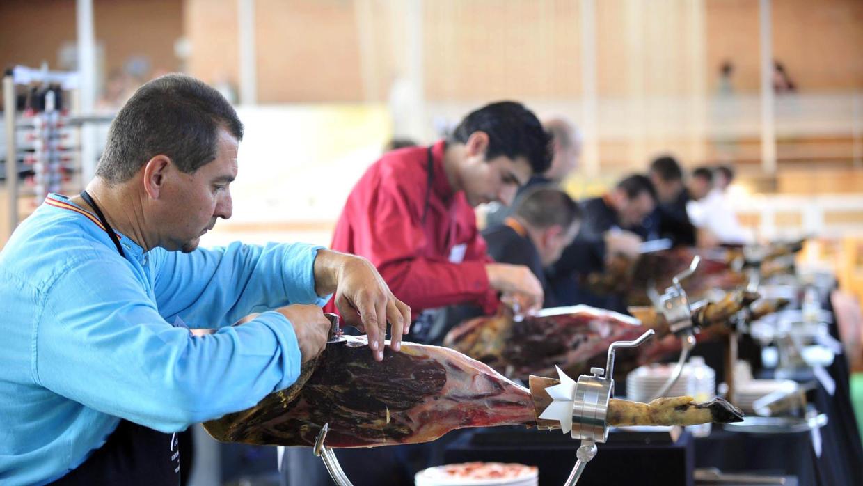 Cortadores de jamón en una edición anterior de la cita