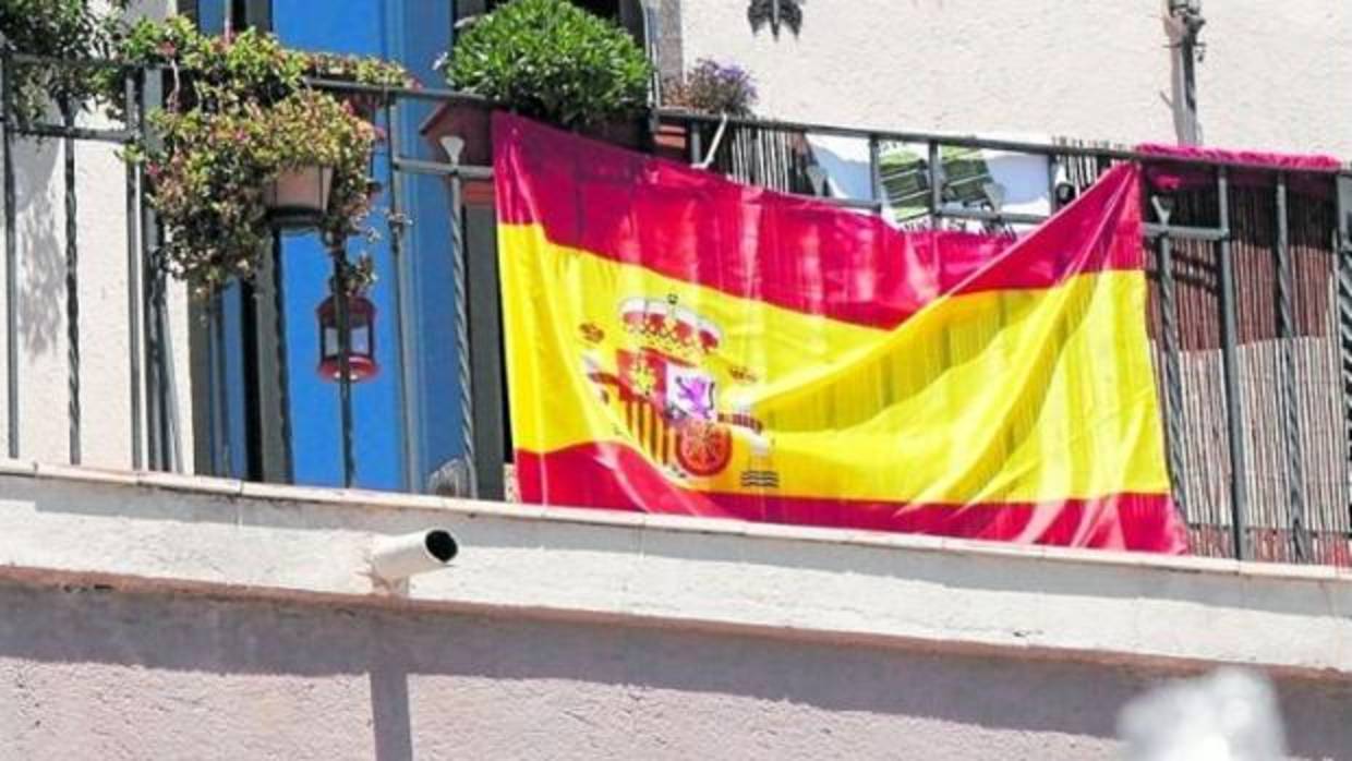 Una bandera española colgada en un balcón